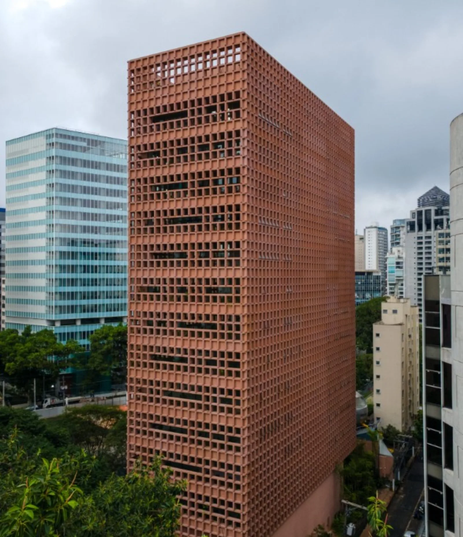 Amauri — Edifício corporativo em Faria Lima, Curitiba